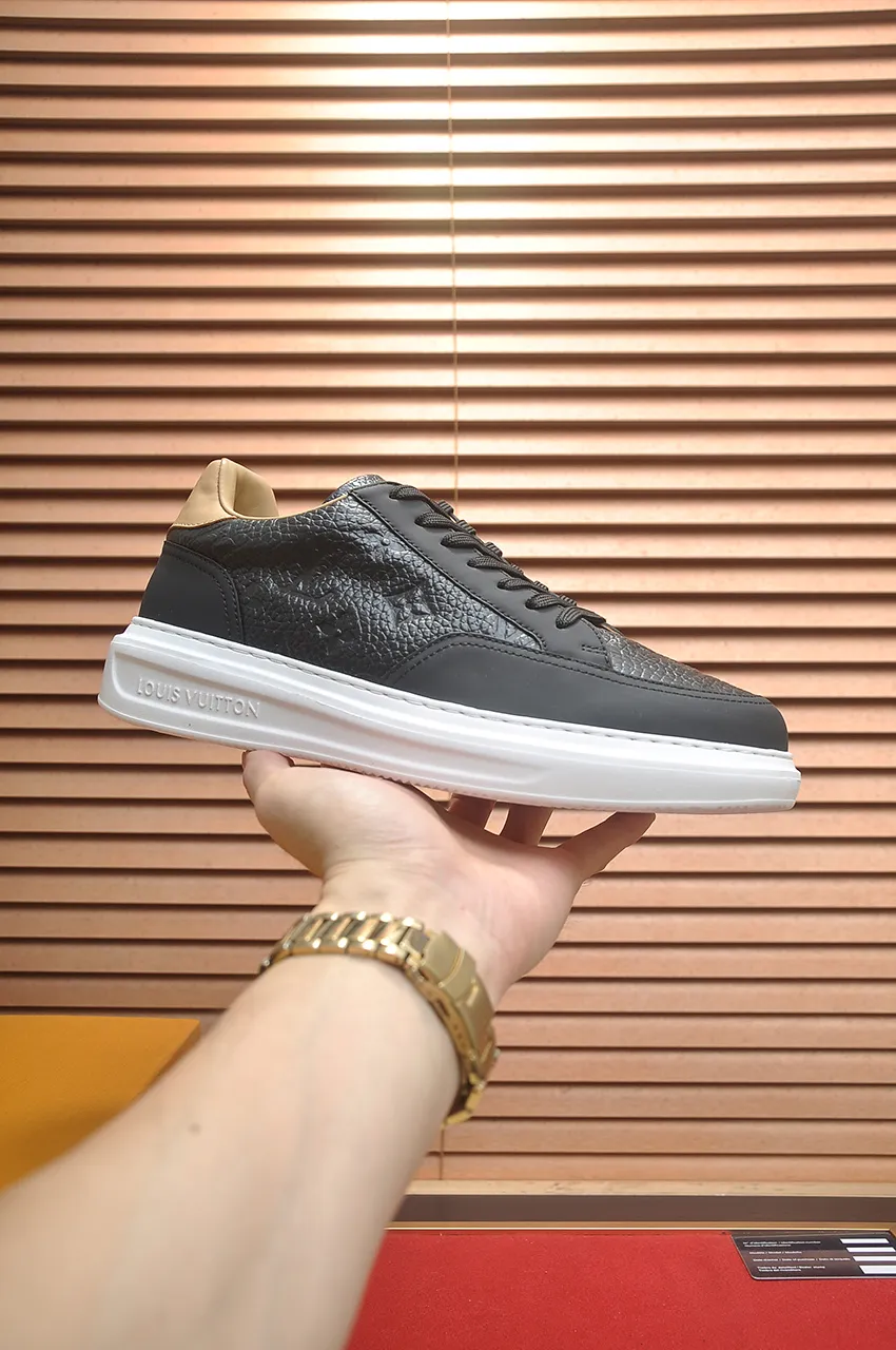 Men's men's shoes 💰640💶Original development, quality shipping, welcome to compare - LV sneaker series sports shoes introduce the loose silhouette of the ready-to-wear series into the spring and summer men's wear shows and make an eye-catching appearance. The cow leather upper is combined with rough fabric laces, and colorful beading highlights the brand's classic elements. LV letters mark the tongue and Monogram floral outsole. Mixed materials Made of top-grain cowhide, thick shoelace design, large Monogram print on the side, mesh lining and cotton feet, the comfort is as extreme as ever, premium heritage, quality first, worth owning! Size: Men’s 38-45 (45 is custom-made and cannot be returned or exchanged)